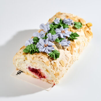 Меренговий рулет з полуницею